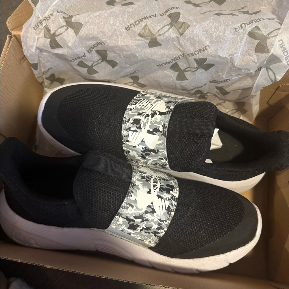 Boys youth 6.5 Under Armour shoes
